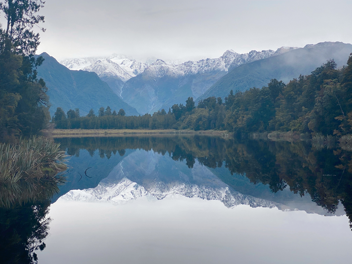 馬松森湖與阿爾卑斯山清澈倒影